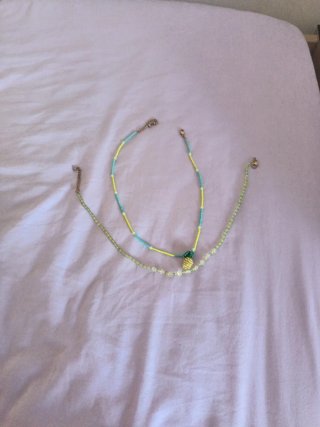 Collares de cuentas con piña