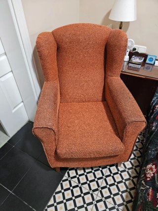 Sillón de tela naranja.