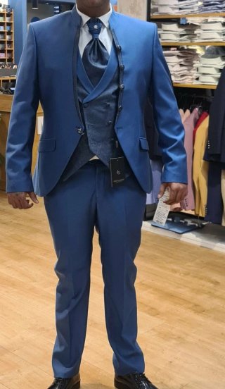 Traje azul cuello mao con chaleco y corbatón