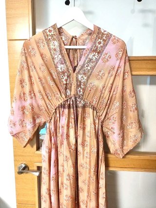 Vestido largo estampado rosa y beige