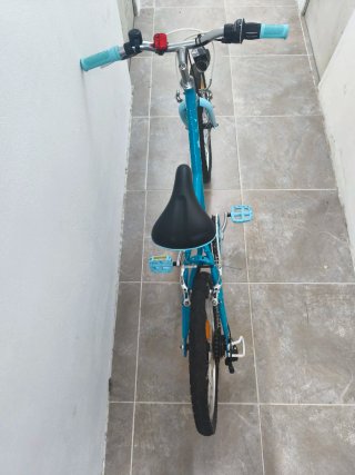 Bicicleta infantil azul B'TWIN