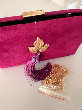 Bolso de fiesta fucsia con cadena dorada