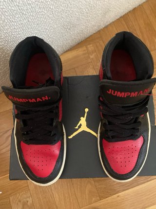 Zapatillas Jordan Negras y Rojas