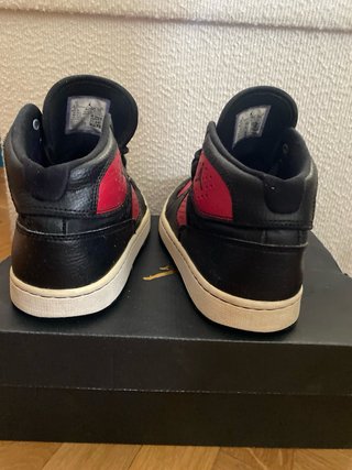 Zapatillas Jordan Negras y Rojas