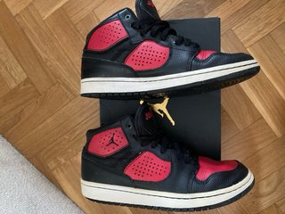 Zapatillas Jordan Negras y Rojas