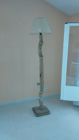 Lámpara de pie de madera y tela