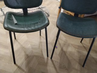 Juego  2 sillas de salón/cocina una está un poco f