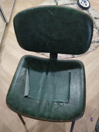 Juego  2 sillas de salón/cocina una está un poco f