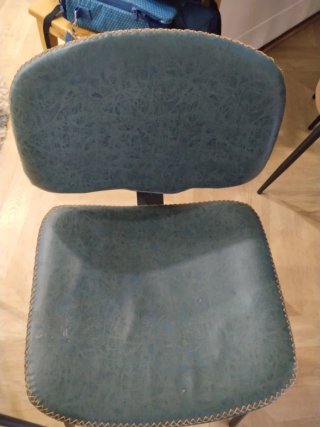 Juego  2 sillas de salón/cocina una está un poco f
