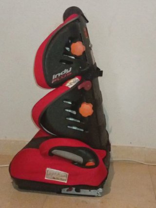 Alzador de coche para niños