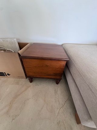 Mesa antigua de madera con orinal
