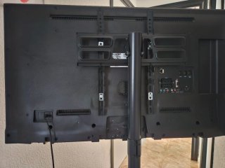 Televisión Sharp Aquos con soporte de ruedas