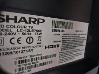 Televisión Sharp Aquos con soporte de ruedas