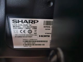 Televisión Sharp Aquos con soporte de ruedas