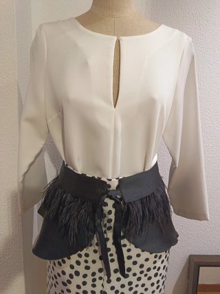 Falda lunares con fajin precio 60€ blusa 50,