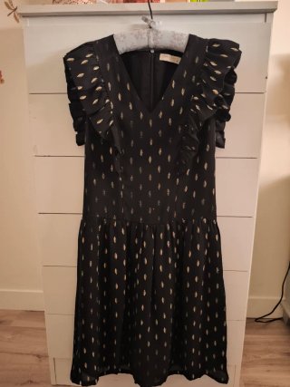Vestido SEE U SOON negro con detalles dorados