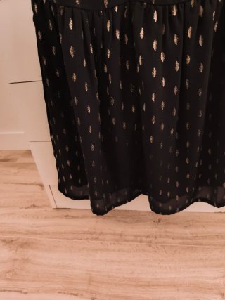 Vestido SEE U SOON negro con detalles dorados