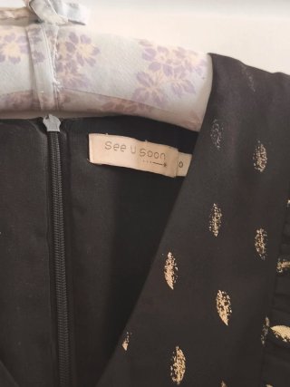 Vestido SEE U SOON negro con detalles dorados