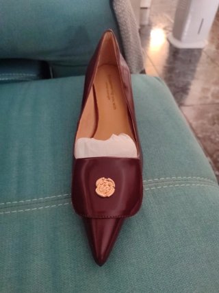 Zapatos elegantes granate con detalle dorado