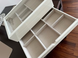 Portagioie bianco con coperchio in vetro