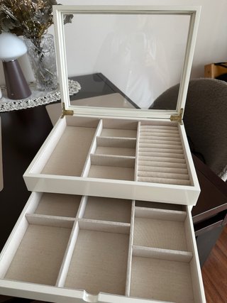 Portagioie bianco con coperchio in vetro