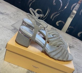 Sandalias plateadas brillantes tacón bajo