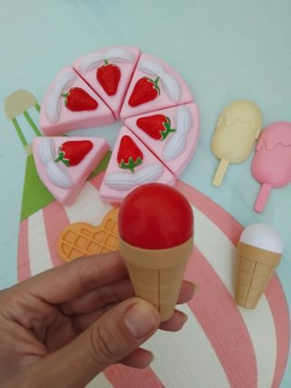 Lote de helados y tarta de juguete
