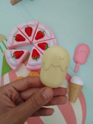 Lote de helados y tarta de juguete