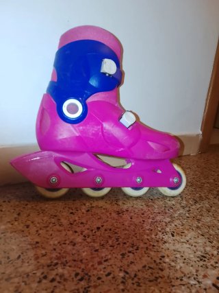 Patines en línea rosas y azules.