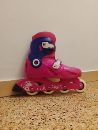 Patines en línea rosas y azules.
