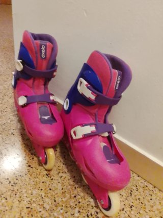 Patines en línea rosas y azules.