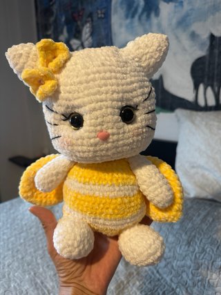 Muñeco amigurumi gatito blanco y amarillo