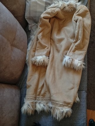 Elegante abrigo beige con pelo Son 2 abrigos.