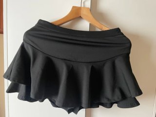Falda Shein negra volantes