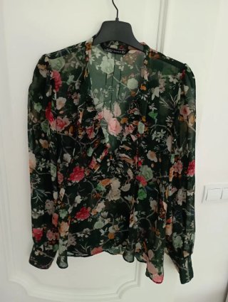 Blusa negra con volantes y lazo