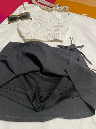 Conjunto top tejido blanco y falda negra