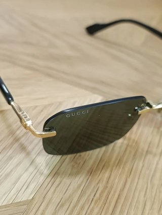 Gafas de sol Gucci negras y doradas