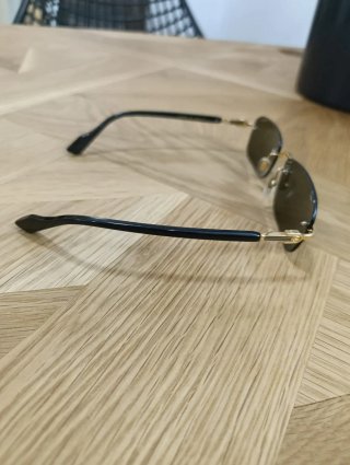 Gafas de sol Gucci negras y doradas