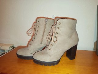 Botines beige con cremallera y tacón