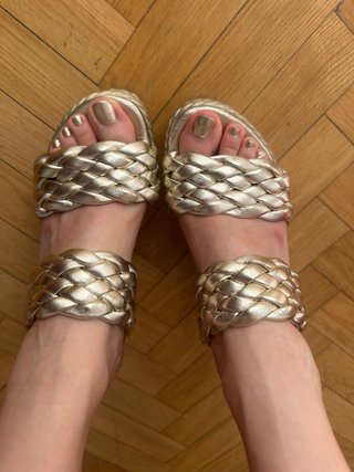 Sandalias doradas trenzadas