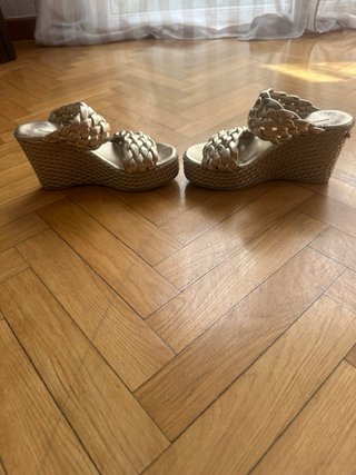 Sandalias doradas trenzadas