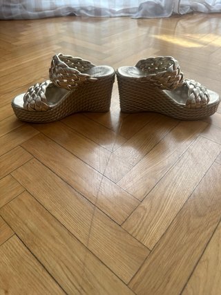 Sandalias doradas trenzadas
