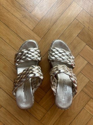 Sandalias doradas trenzadas