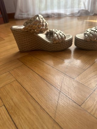 Sandalias doradas trenzadas