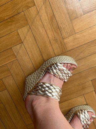 Sandalias doradas trenzadas
