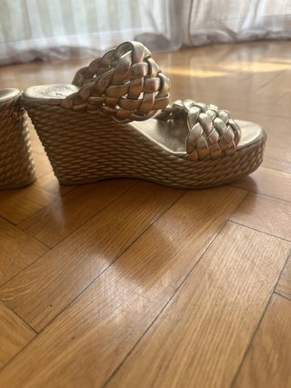 Sandalias doradas trenzadas
