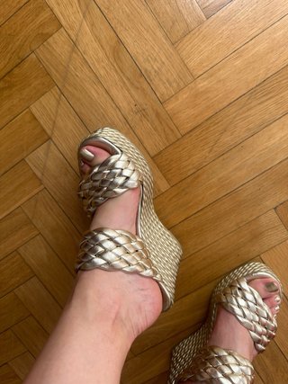 Sandalias doradas trenzadas