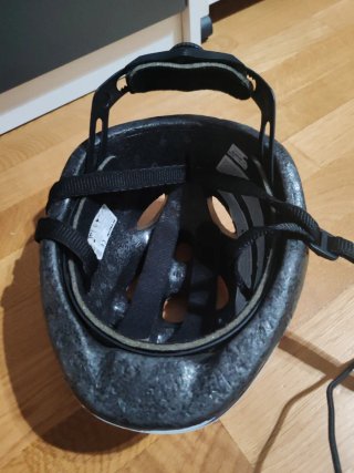 Casco infantil rosa con dibujos