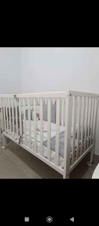 Cuna de bebé blanca con ruedas