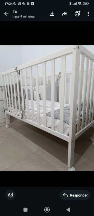 Cuna de bebé blanca con ruedas
